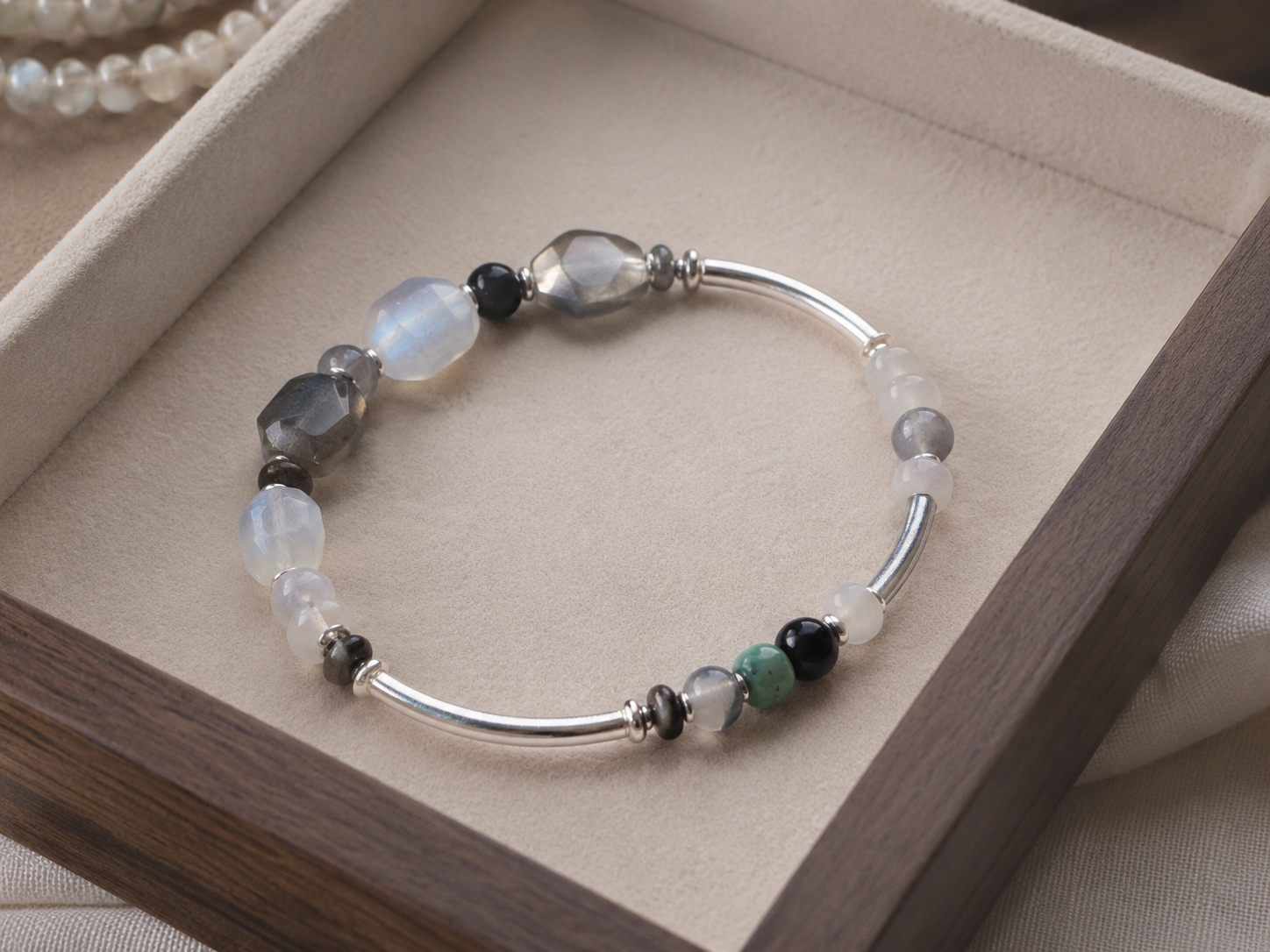 Metal bracelet details